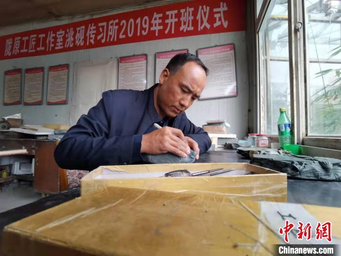 甘肅卓尼洮硯融合文化提升內(nèi)涵：不只一硯一銘，還要一盒一拓