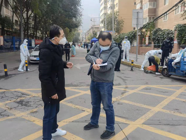 蘭州市紀委監(jiān)委干部下沉一線詳細詢問疫情防控情況。.jpg