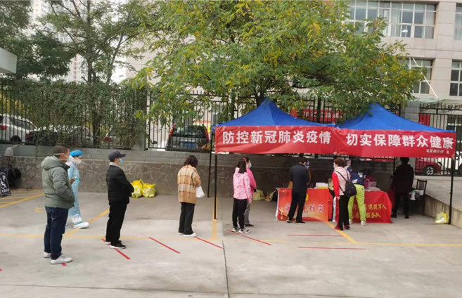 城關區(qū)紀委監(jiān)委各監(jiān)督檢查組督促各街道核酸檢測點落實“一米線”制度。.jpg