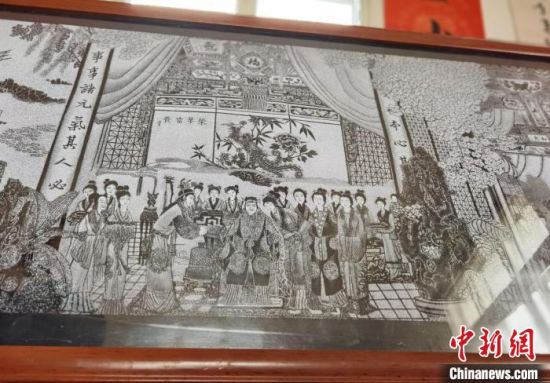 圖為陶世清的影雕作品?！钅?攝