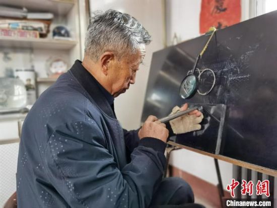 圖為陶世清在創(chuàng)作中?！钅?攝