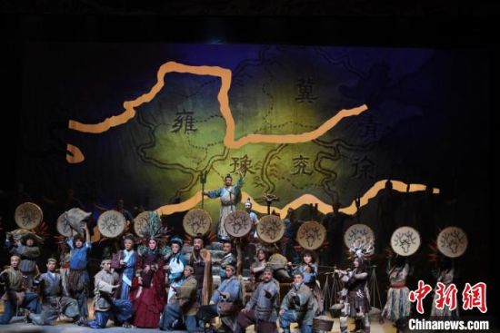 作為隴劇“梅花”，雷通霞在《大禹治水》中甘當(dāng)“綠葉”，該劇推出后，反響十分熱烈。(資料圖) 楊艷敏 攝