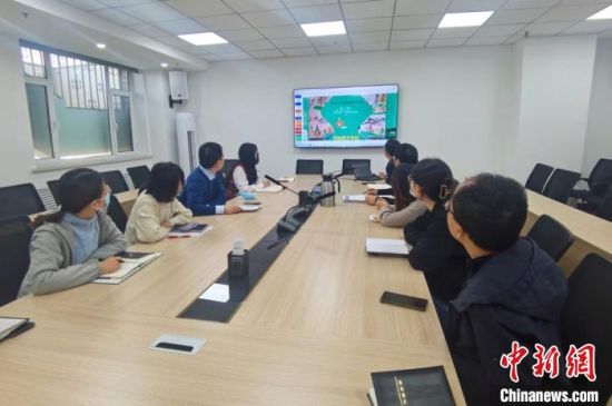 圖為甘肅教育出版社《寫給青少年的敦煌故事》叢書項(xiàng)目組，探討圖書封面設(shè)計(jì)?！￠Z姣 攝