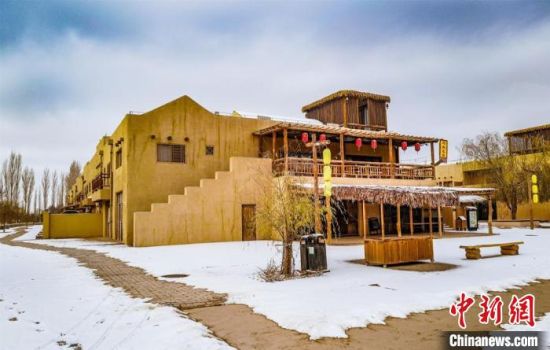 雪落敦煌月牙泉小鎮(zhèn)?！⊥醣筱y 攝