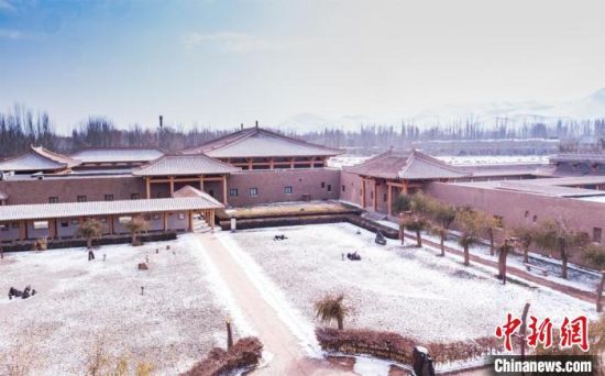 圖為雪落大漠古堡——敦煌山莊?！⊥醣筱y 攝