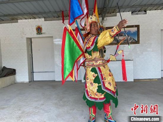 圖為完代才讓在外木村戲臺(tái)出演?！∷巫雨?攝