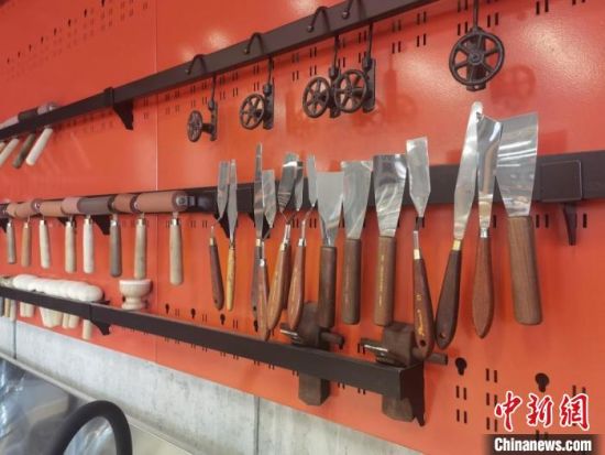 圖為徐晉林制作雕版敦煌壁畫所用工具?！￠Z姣 攝