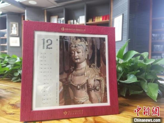 圖為徐晉林制作的敦煌題材的手工書《走進沙漠敦煌——莫高窟與藏書票藝術》，深受讀者喜愛?！￠Z姣 攝