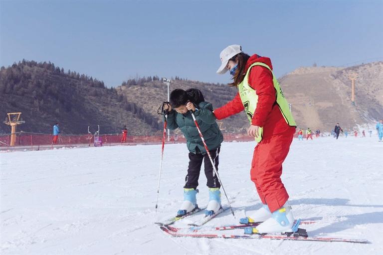 致敬白衣戰(zhàn)士 暢享滑雪樂趣 蘭州安寧滑雪場向全市醫(yī)護(hù)人員免費開放