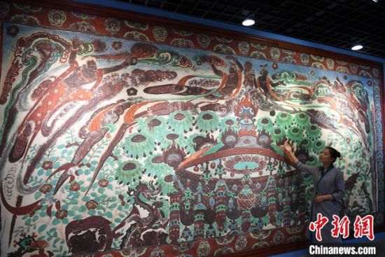 圖為通過(guò)數(shù)字化采集后打印展出的大幅高保真莫高窟復(fù)制壁畫320窟“散花飛天”。(資料圖) 楊艷敏 攝