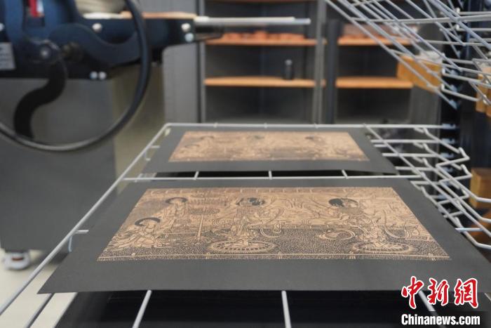 圖為徐晉林工作室制作的雕版敦煌壁畫印刷成品展示。　九美旦增 　攝