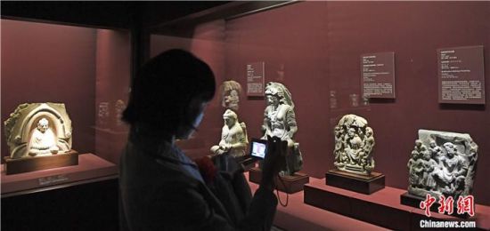 2018年8月，《平山郁夫的絲路世界——平山郁夫絲綢之路美術(shù)館文物展》在甘肅敦煌莫高窟開展。中新社記者 楊艷敏 攝