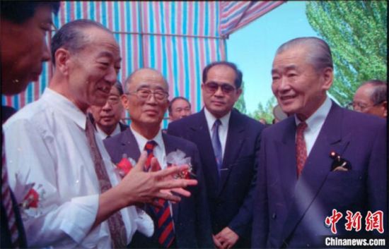 1994年8月，時(shí)任日本首相竹下登(右一)與時(shí)任敦煌研究院院長段文杰在莫高窟親切交談。中新社發(fā) 婁婕 供圖