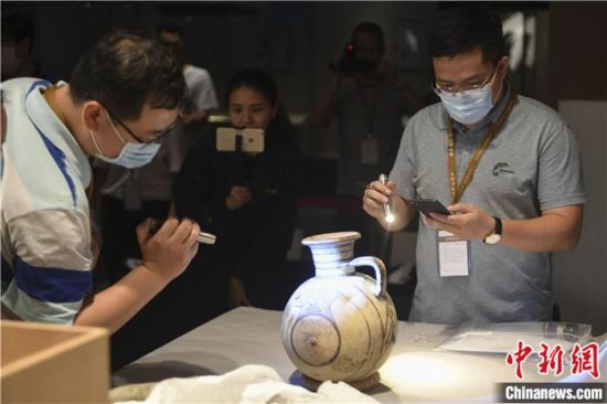 2020年6月，在長沙博物館舉行“從地中海到中國：絲路寶藏——平山郁夫絲綢之路美術(shù)館藏文物展”前，專家開箱鑒定文物。中新社記者 楊華峰 攝