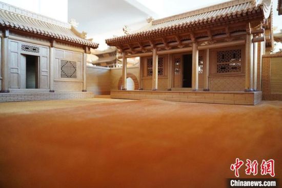 圖為微縮建筑蘭州四合院內(nèi)部結(jié)構(gòu)?！【琶赖┰?　攝