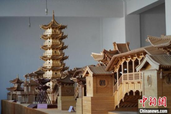 圖為古建筑模型制作技藝傳習(xí)所展廳內(nèi)的微縮古建筑作品?！【琶赖┰?　攝