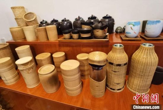 圖為展陳的一件件精致可愛(ài)的竹編農(nóng)具工藝品?！●T志軍 攝