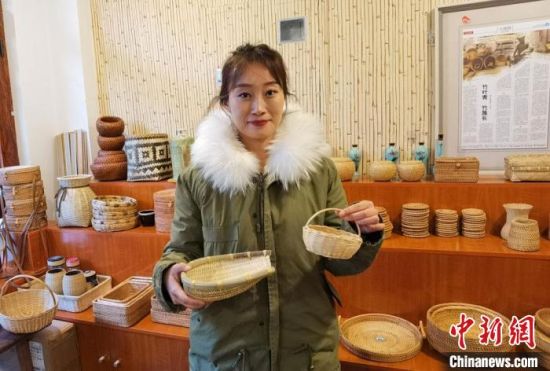 40多種精小玲瓏、純手工制作的新型盛食容器、居家工藝品等，每一件都令人愛(ài)不釋手?！●T志軍 攝
