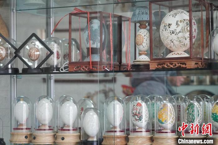 圖為吳義澤收藏柜內(nèi)的蛋雕作品?！【琶赖ぴ?攝