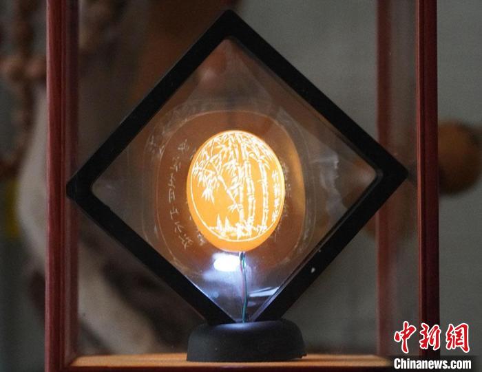 圖為吳義澤新包裝給蛋雕呈現(xiàn)立體感?！【琶赖ぴ?攝