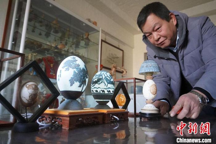 圖為吳義澤展示的最新創(chuàng)作的蛋雕作品?！【琶赖ぴ?攝