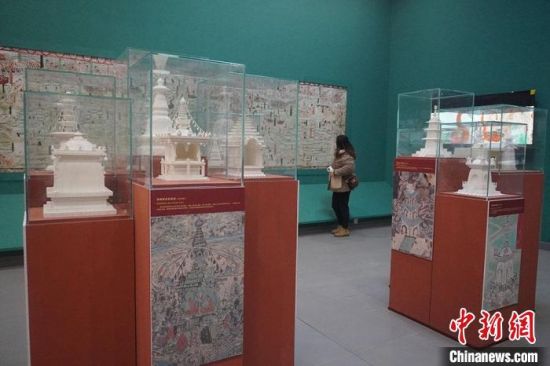 圖為觀眾欣賞數(shù)字復(fù)制壁畫?！【琶赖┰?攝