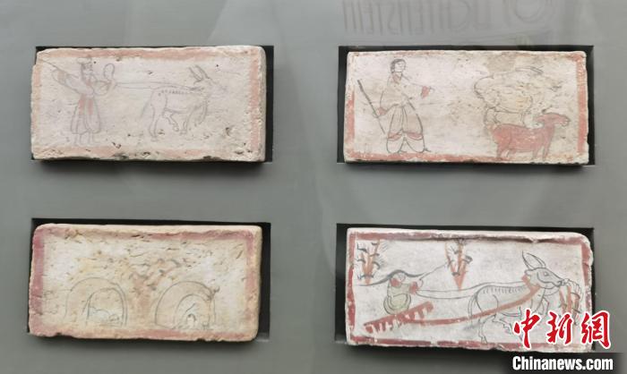 圖為嘉峪關(guān)長(zhǎng)城博物館館藏文物魏晉墓彩繪畫像磚中豐富多彩的古代農(nóng)牧業(yè)生產(chǎn)活動(dòng)。(資料圖) 丁思 攝