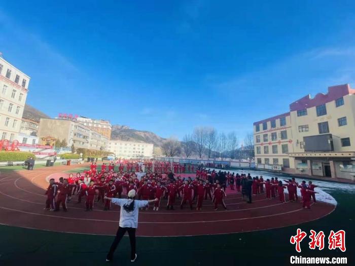 圖為街舞老師教授藏族學(xué)子跳街舞?！￡惿菩?攝