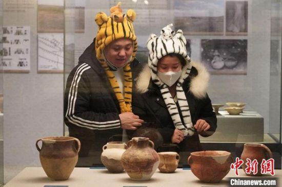 圖為市民戴虎頭帽在博物館內(nèi)參觀。九美旦增 攝