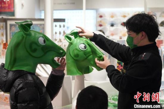 圖為“神馬來了”銅奔馬頭套。　九美旦增 攝