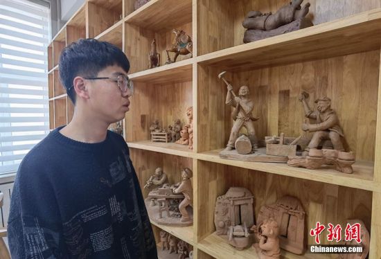 圖為學(xué)生介紹作品。 劉玉桃 攝