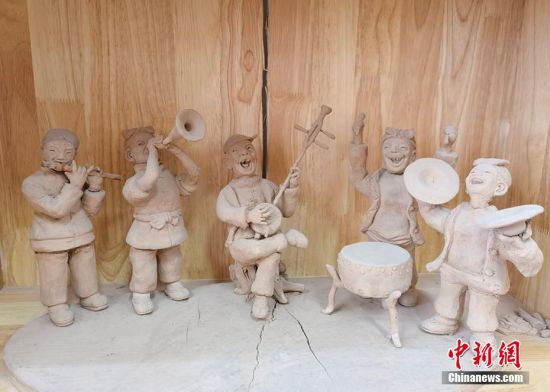 圖為泥塑作品展現(xiàn)人們娛樂(lè)場(chǎng)景。 劉玉桃 攝