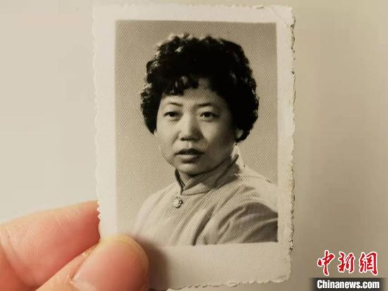 圖為20世紀80年代，蘭州照相館拍攝的人物肖像照，如今仍然有很多人選擇拍攝這樣的照片留作紀念。　王牧雨 攝