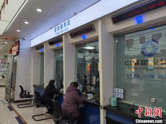 圖為蘭州市民在銀行兌換新鈔?！⌒煅?攝