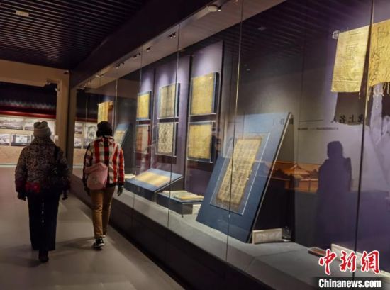 圖為蘭州市民參觀博物館展品。　徐雪 攝