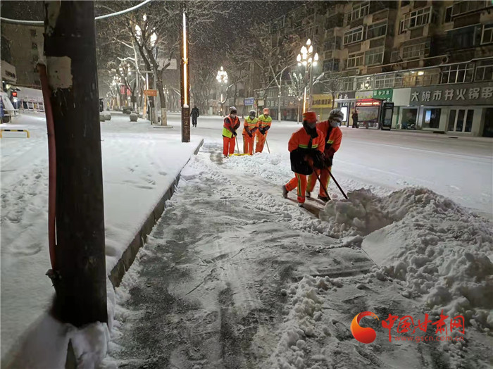 蘭州市啟動鏟冰除雪應(yīng)急預(yù)案 已清除積雪1980余噸