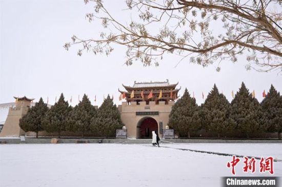 圖為2月17日，游人在鳴沙山月牙泉景區(qū)內(nèi)體驗(yàn)大漠雪景?！《鼗褪形穆镁止﹫D