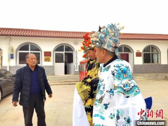 圖為69歲的“苦水高高蹺”國家級(jí)傳承人巨海全(左一)，叮囑徒弟們高高蹺練習(xí)技巧要領(lǐng)。　閆姣 攝