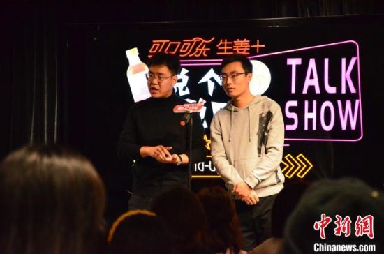 圖為脫口秀演員搭檔表演?！钅?攝