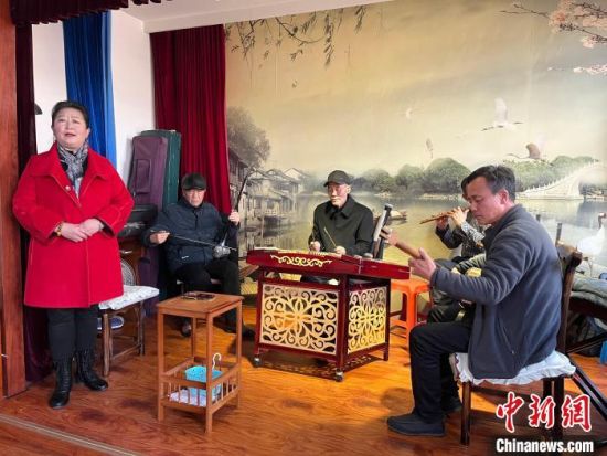 圖為蘭州鼓子表演者王常玉登臺(tái)演唱，她是這項(xiàng)入列國家級(jí)非物質(zhì)文化遺產(chǎn)的曲藝表演者中，為數(shù)不多的女演員?！堨下?攝