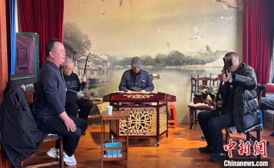 圖為蘭州鼓子愛好者在傳習(xí)所內(nèi)互相搭檔上臺(tái)演出。　張煜曼 攝