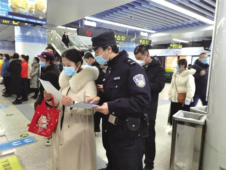 講解詐騙套路 普及“斷卡”常識 蘭州城關公安分局、交通治安分局聯(lián)合反詐宣傳進地鐵