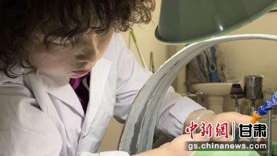夜光杯制作學(xué)徒謝小琴坦言，雖工作枯燥，但是能夠掌握國家級非遺技藝是很自豪的。王牧雨 攝