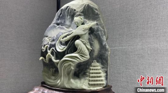 圖為李學(xué)平的玉雕作品。　高瑩 攝