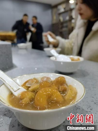 圖為酒泉美食“糊鍋”?！∫蟠河?攝