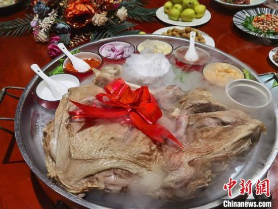 圖為酒泉美食“漢蒸全羊”?！●T志軍 攝