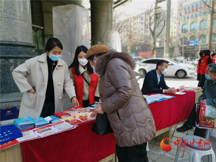 蘭州市張家園社區(qū):志愿服務(wù)學(xué)雷鋒 普法教育進(jìn)社區(qū)