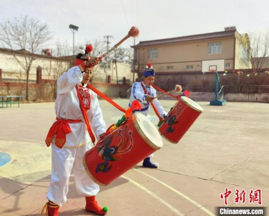 圖為劉玉均(右一)身穿青花服與隊(duì)員一起練習(xí)動(dòng)作?！堟?攝
