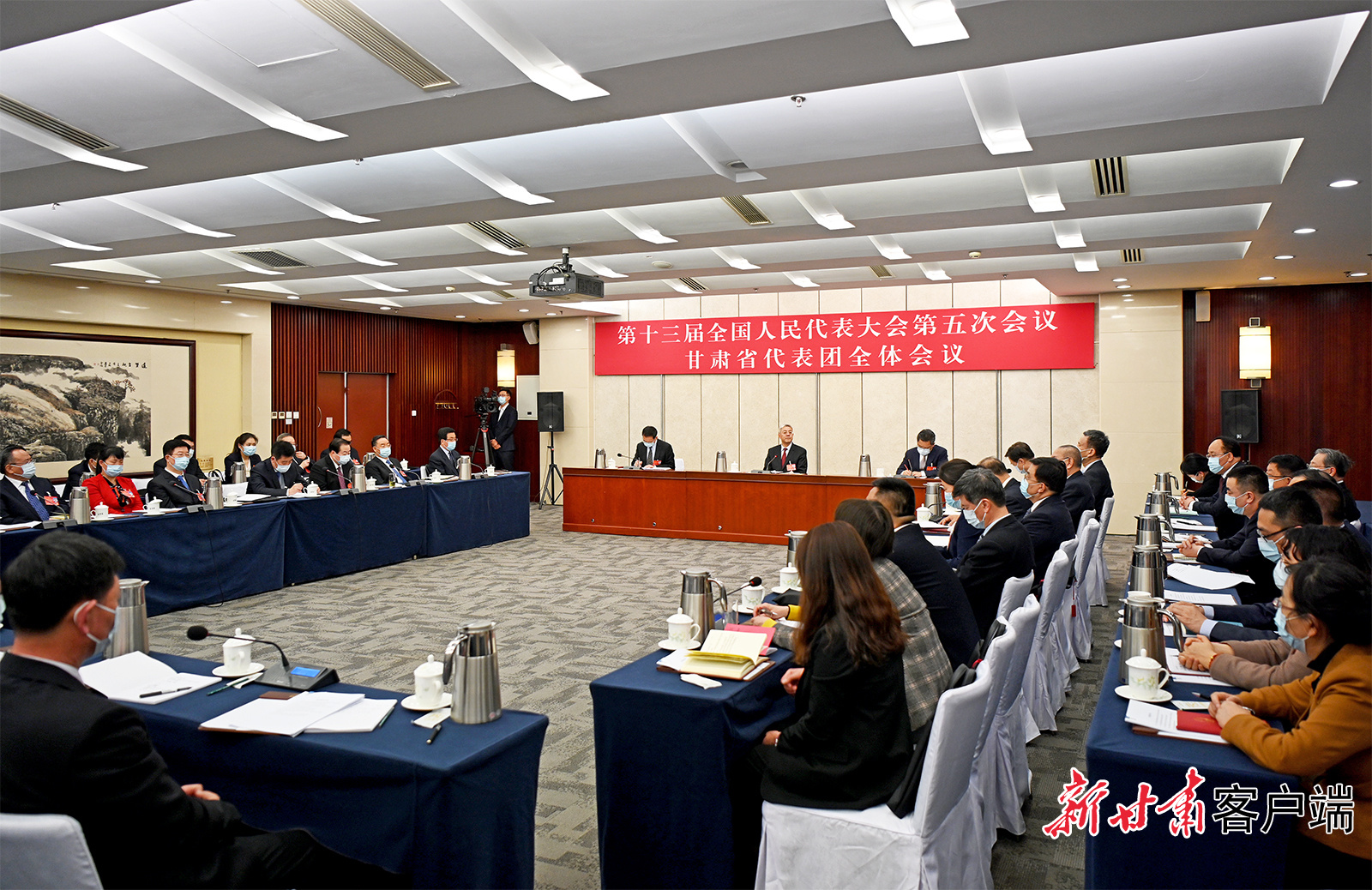 甘肅代表團(tuán)舉行全體會(huì)議,尹弘主持并講話