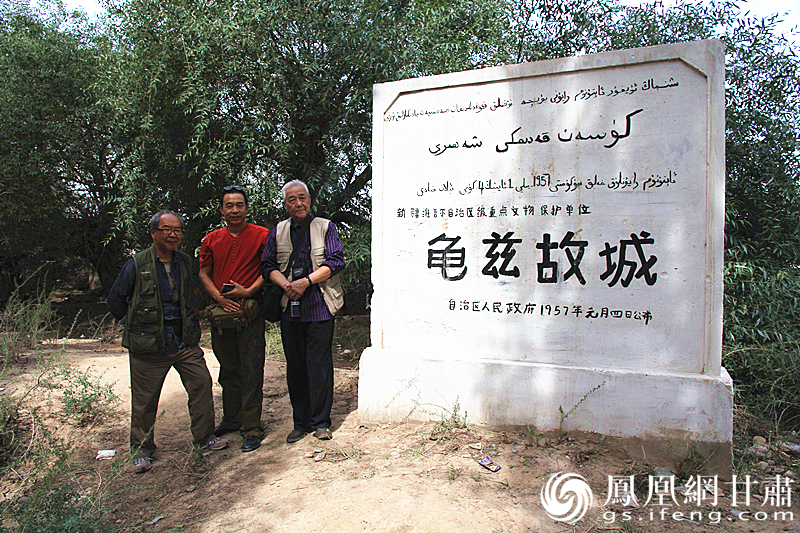 庫車是古代龜茲語，意為“龜茲人的城”，乃絲綢之路重鎮(zhèn)。2016年，蘇朗（右）、文巖（左）等藝術(shù)家前往庫車龜茲故城遺址采風(fēng)。楊文遠(yuǎn) 攝